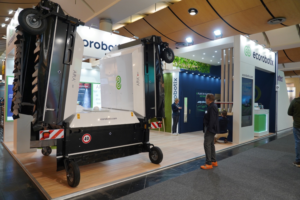 Ecorobotix ha sviluppato sia delle barre trainate, come quella in foto, ma anche dei veri e propri robot in grado di muoversi autonomamente in campo